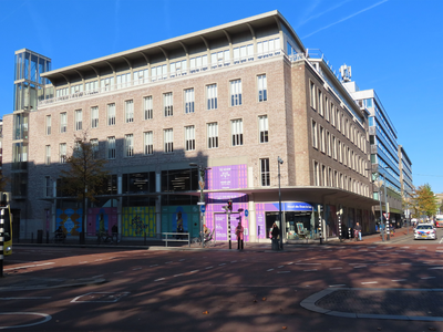 912224 Gezicht op het leegstaande monumentale winkelpand Vredenburg 17, op de hoek met de St. Jacobsstraat te Utrecht, ...